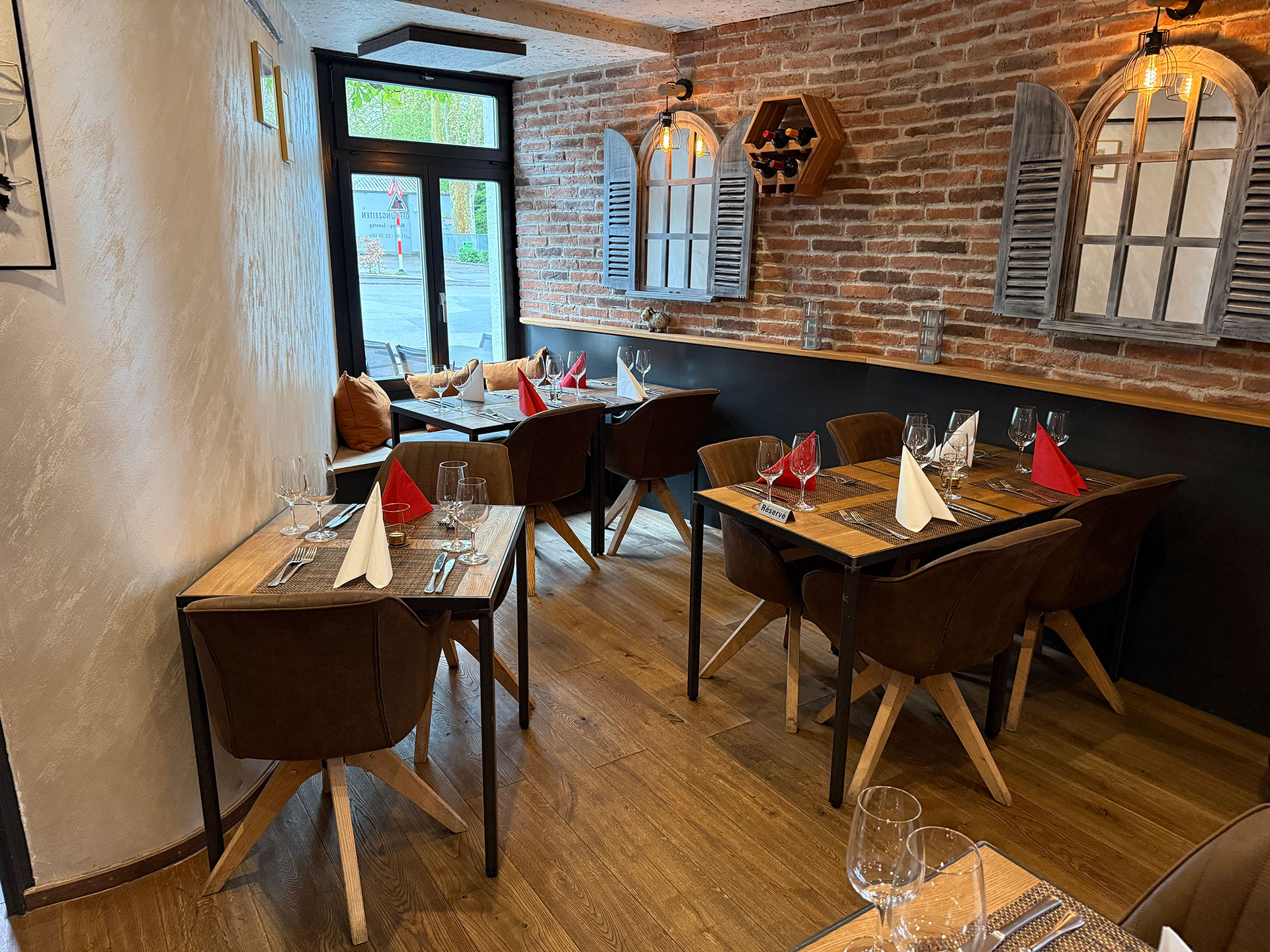 Gemütliches Ambiente mit Backsteinwand